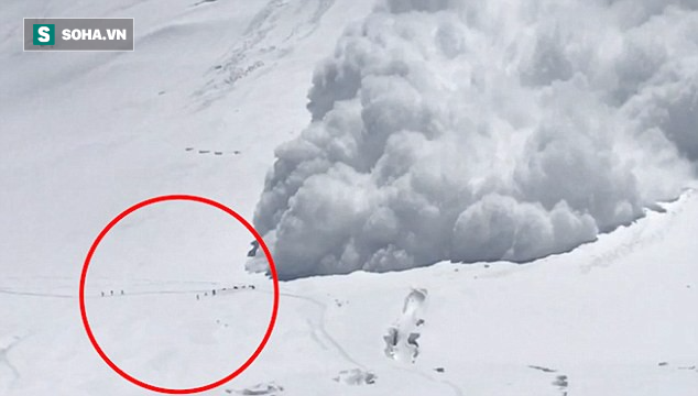 Clip: Lở tuyết, cả đoàn người leo núi bị nhấn chìm - Ảnh 2.