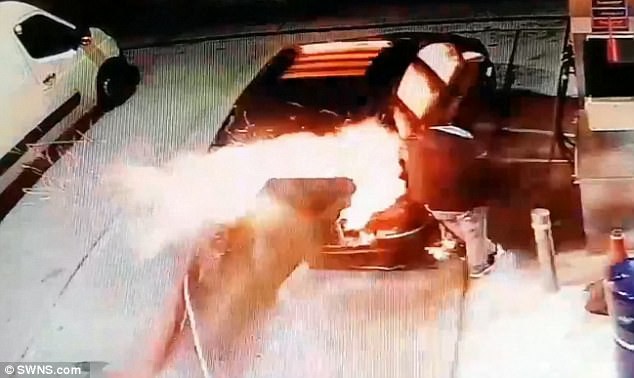Clip: Đổ trộm xăng, hai tên trộm vô tình đốt luôn chiếc xe vừa đánh cắp - Ảnh 2.