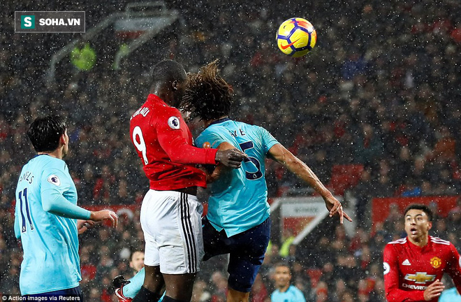 Đạp tuyết lập công, Lukaku giúp Man United níu giữ hi vọng mong manh trước Man City - Ảnh 2.