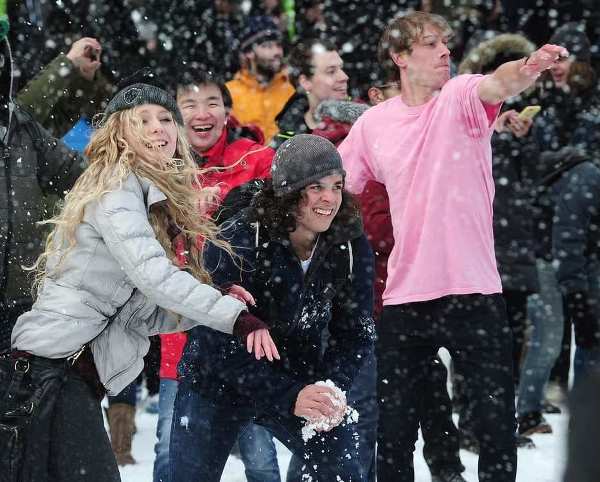 Cảm giác sảng khoái bất tận của hàng trăm sinh viên trong trận chiến cầu tuyết đáng nhớ - Ảnh 6.