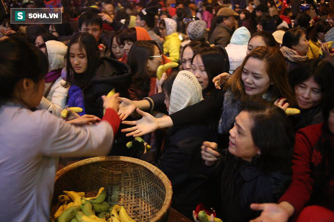 Chen chúc trong biển người xin lộc tại lễ cầu an chùa Phúc Khánh - Ảnh 6.