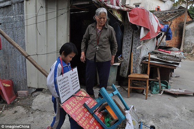 Cô bé 8 tuổi bán rau ngoài đường suốt 5 năm với mong ước gặp lại cha mẹ đẻ - Ảnh 6.