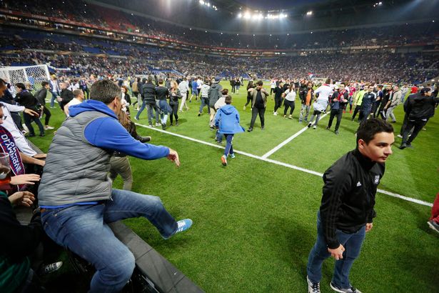 CĐV chạy tán loạn dưới sân sau màn bạo động kinh hoàng ở Europa League - Ảnh 7.