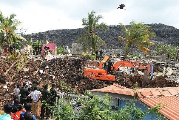 Núi rác cao 90 mét bất ngờ sụt lở khiến hơn 100 căn nhà bị vùi lấp, 16 người tử vong - Ảnh 5.