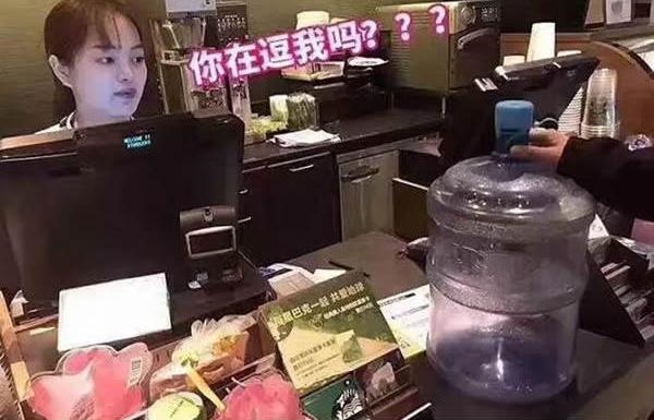 Cà phê Starbucks giảm giá, người Trung Quốc hò nhau xách xô, chậu đi mua - Ảnh 5.