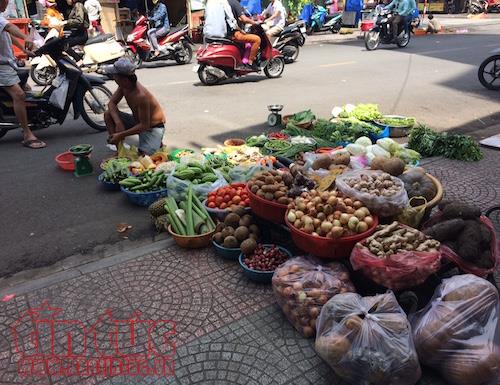 TP Hồ Chí Minh: Vắng bóng lực lượng chức năng, vỉa hè quận 1 ‘đâu lại vào đấy’ - Ảnh 5.