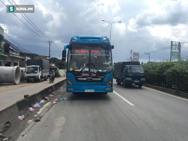 TP.HCM: Xe tải bị tông lật, hàng trăm bình nước văng xuống đường, 4 người bị thương - Ảnh 5.