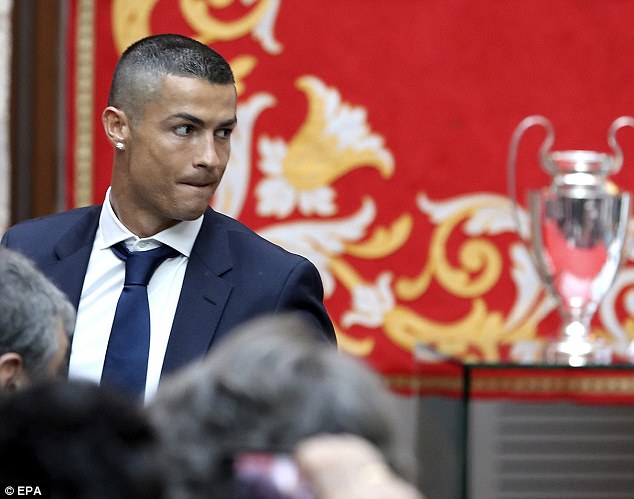 Ronaldo trình làng kiểu tóc chưa từng thấy; fan Real nêm kín đường phố Madrid - Ảnh 3.