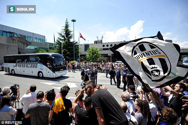 Ronaldo trình làng kiểu tóc chưa từng thấy; fan Real nêm kín đường phố Madrid - Ảnh 23.