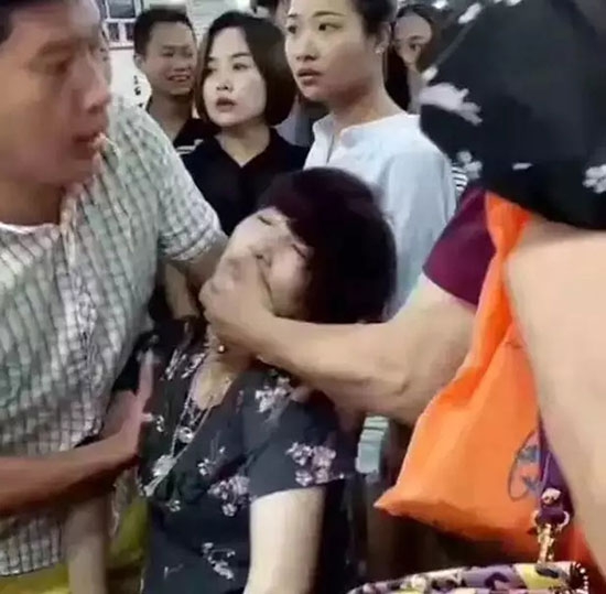 Lỡ tay làm vỡ vòng ngọc có giá hơn 1 tỉ đồng, người phụ nữ ngất xỉu ngay tại hiện trường - Ảnh 5.