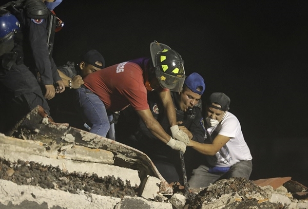 Cảnh tượng đáng sợ về vụ động đất tại Mexico, ít nhất 248 người đã chết - Ảnh 7.
