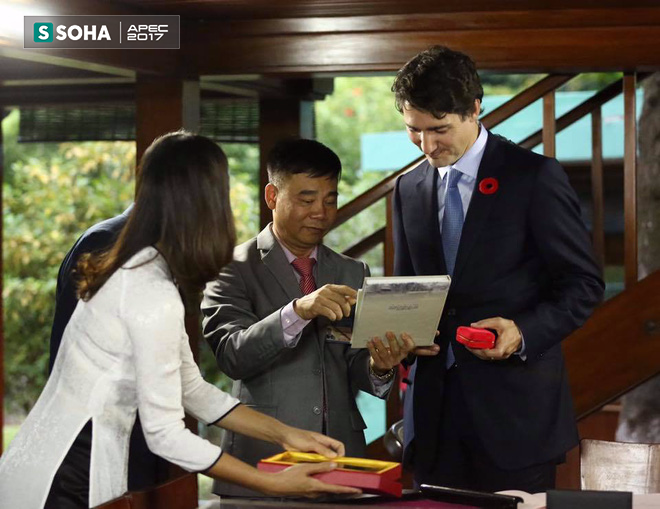 Thủ tướng Canada Justin Trudeau thăm Nhà sàn Bác Hồ và cho cá ăn - Ảnh 5.