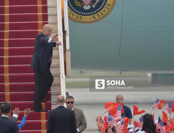 Tổng thống Donald Trump vẫy chào từ chuyên cơ Air Force One, lên đường rời Việt Nam - Ảnh 6.