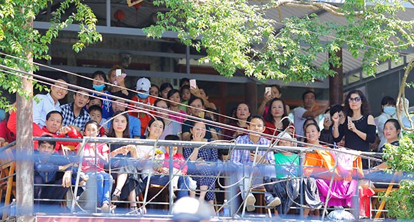 Khán giả đội nắng, chen lấn để xem Đàm Vĩnh Hưng biểu diễn - Ảnh 3.