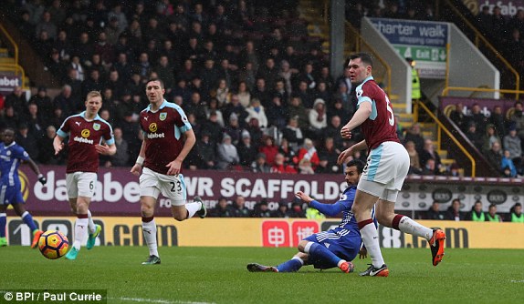 Làm điều khó tin trước Chelsea, Burnley tạm thời cứu vớt Premier League - Ảnh 1.