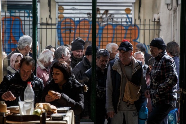 Nghèo đói, vô gia cư, thất nghiệp khiến người dân Hy Lạp xếp hàng dài nhận đồ cứu trợ - Ảnh 6.