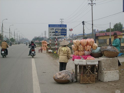 Đánh cược tính mạng, người phụ nữ dựng chốt bán bánh giữa lòng đường - Ảnh 6.