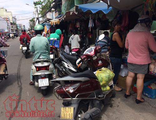 TP Hồ Chí Minh: Vắng bóng lực lượng chức năng, vỉa hè quận 1 ‘đâu lại vào đấy’ - Ảnh 6.