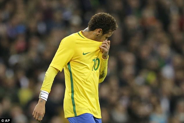 Sau màn khóc lóc trong phòng họp báo, Neymar cùng tuyển Brazil bay đêm tới bến ở London - Ảnh 5.