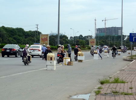 Đánh cược tính mạng, người phụ nữ dựng chốt bán bánh giữa lòng đường - Ảnh 7.