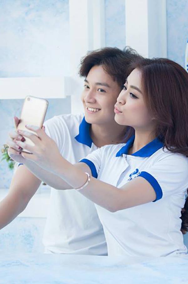 Hoàng Thùy Linh tạo dáng nhí nhố bên Ngô Kiến Huy - Ảnh 4.