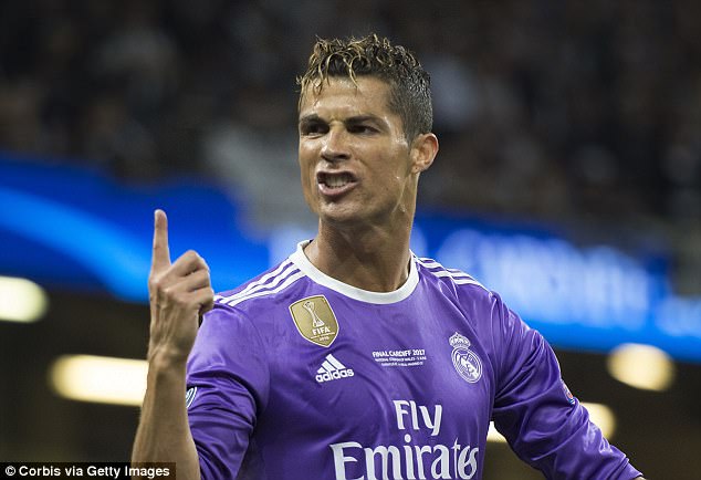 Ronaldo trình làng kiểu tóc chưa từng thấy; fan Real nêm kín đường phố Madrid - Ảnh 2.