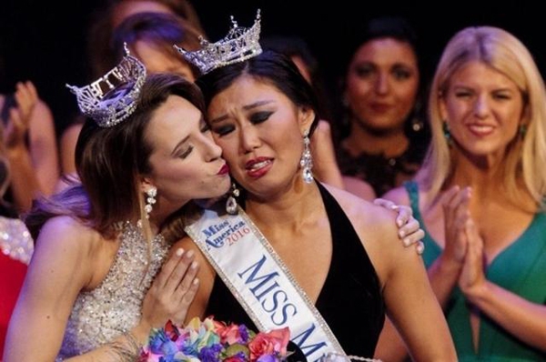 Cận cảnh nhan sắc 5 Hoa hậu bị ném đá dữ dội nhất ở thế giới và Việt Nam - Ảnh 2.