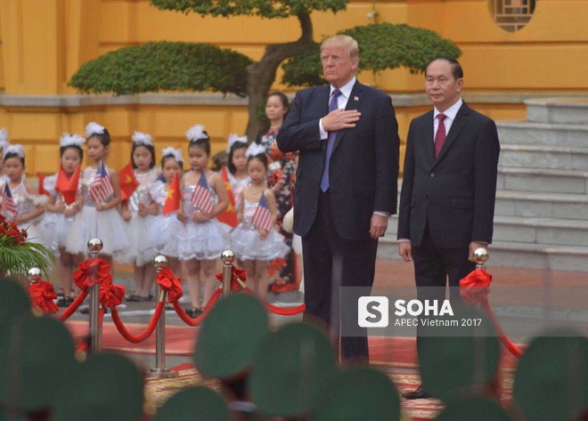 [LIVE] Tổng thống Donald Trump đứng trang nghiêm khi quân nhạc cử quốc thiều Mỹ tại Phủ chủ tịch - Ảnh 5.