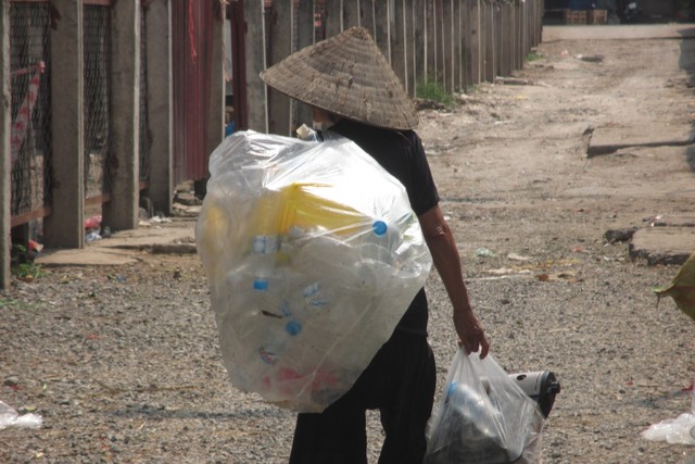 Nhặt được túi tiền, chưa kịp vui vì làm một việc tốt, bà cụ nghèo đã khổ sở vì bị đổ oan - Ảnh 1.