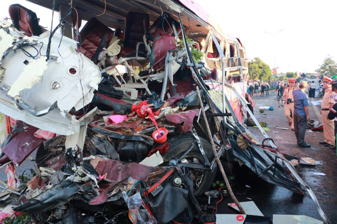 Trước khi xảy ra tai nạn thảm khốc, xe tải lao vút qua trạm thu phí tông gãy thanh chắn - Ảnh 2.