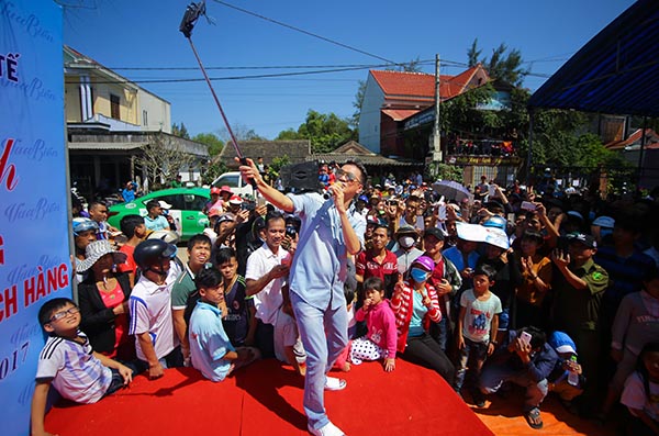 Khán giả đội nắng, chen lấn để xem Đàm Vĩnh Hưng biểu diễn - Ảnh 6.