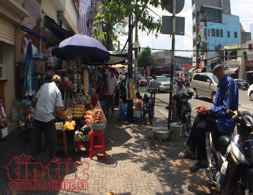 TP Hồ Chí Minh: Vắng bóng lực lượng chức năng, vỉa hè quận 1 ‘đâu lại vào đấy’ - Ảnh 8.