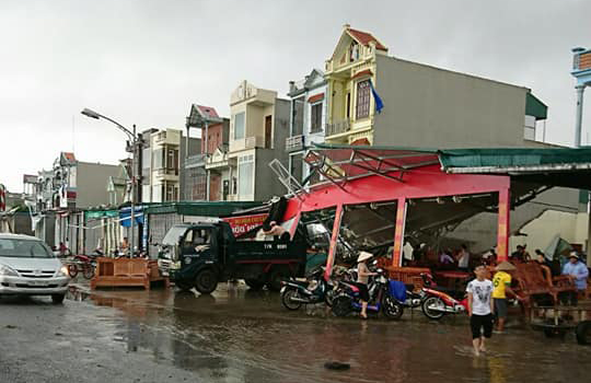 Cơn lốc xoáy cuốn bay ô tô xuống ruộng, nhiều nhà bị tốc mái - Ảnh 7.