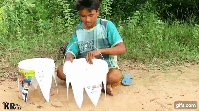 Cậu bé sáng tạo chỉ dùng 1 thùng nhựa mà có thể bẫy cả... cá sấu! - Ảnh 2.