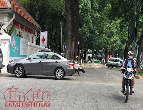 TP Hồ Chí Minh: Vắng bóng lực lượng chức năng, vỉa hè quận 1 ‘đâu lại vào đấy’ - Ảnh 9.