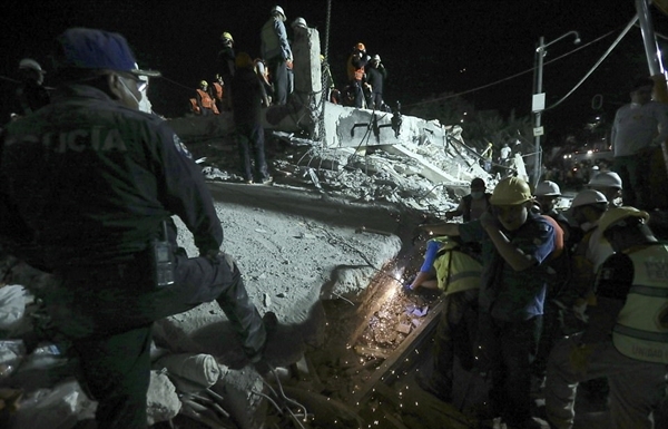 Cảnh tượng đáng sợ về vụ động đất tại Mexico, ít nhất 248 người đã chết - Ảnh 12.