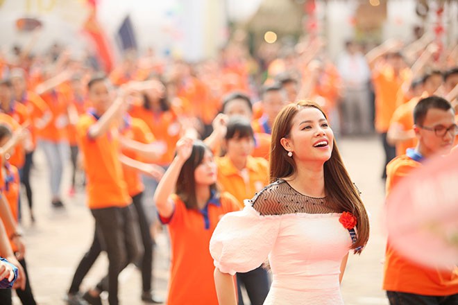Hoa hậu Phạm Hương nhảy Flashmob cùng 1000 sinh viên Đại Nam - Ảnh 1.