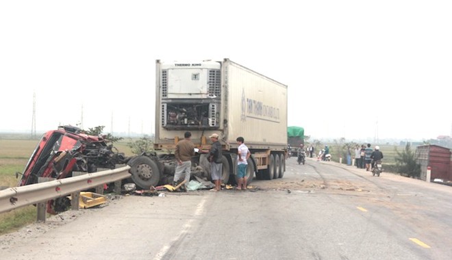 5 ô tô vỡ nát đầu sau tai nạn liên hoàn trên đường tránh TP Vinh - Ảnh 1.