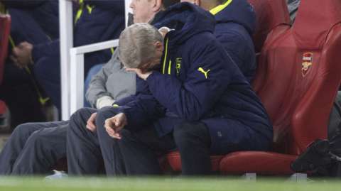 Arsenal thua muối mặt: Khi thất bại đã định hình Arsene Wenger! - Ảnh 1.