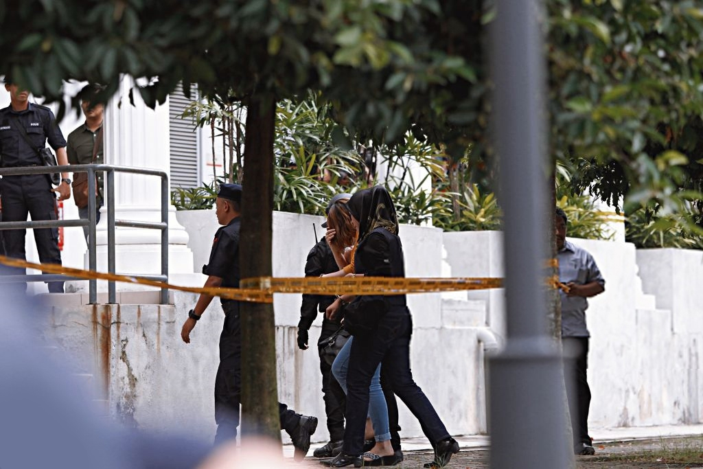 Ảnh: Đoàn Thị Hương mặc áo chống đạn, cảnh sát vũ trang hạng ...