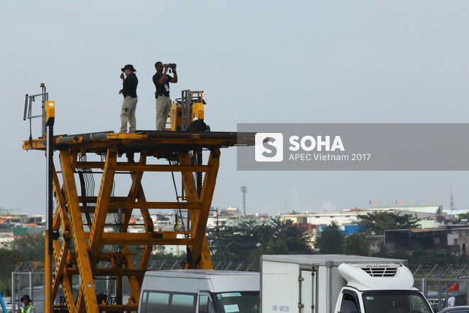 Đặc vụ Mỹ sử dụng ống nhòm, dắt chó nghiệp vụ kiểm tra an ninh nghiêm ngặt khi đón TT Trump tại Đà Nẵng - Ảnh 4.