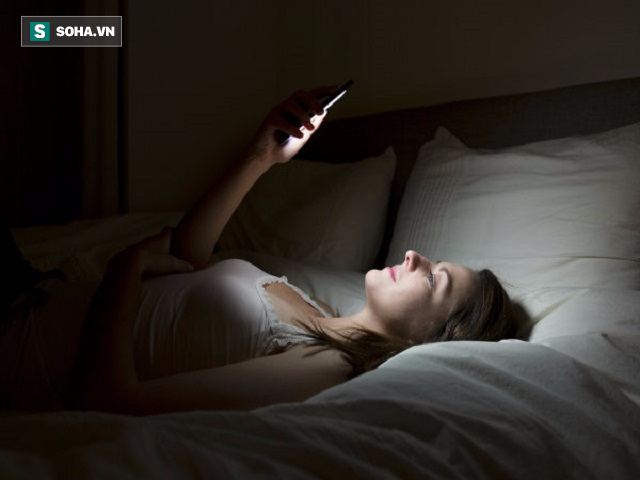 Đừng mang điện thoại đi ngủ nữa: Hãy đọc ngay những hậu quả nghiêm trọng này! - Ảnh 1.