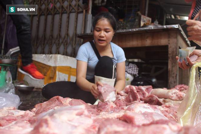 Cấm người phụ nữ bị hất dầu luyn trộn chất thải bán thịt lợn ở chợ Lương Văn Can? - Ảnh 1.