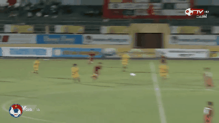 Hành động lạ của sao U19 Việt Nam khi đồng đội đá 11m - Ảnh 3.
