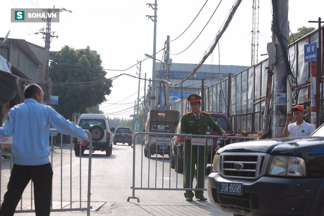 Quả bom vừa tháo gỡ được đưa an toàn lên xe, trong đêm sẽ chuyển ra khỏi thành phố - Ảnh 7.