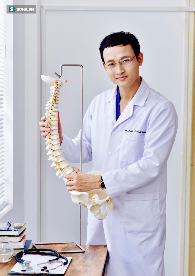 Bác sĩ BV Việt Đức hướng dẫn 2 bài tập cổ, 3 bài tập lưng dễ thực hiện chữa bệnh cột sống - Ảnh 1.