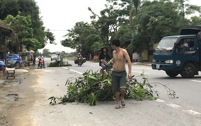 Ảnh: Người dân hối hả chằng nhà, tháo mái tôn hàng loạt để tránh bão - Ảnh 4.