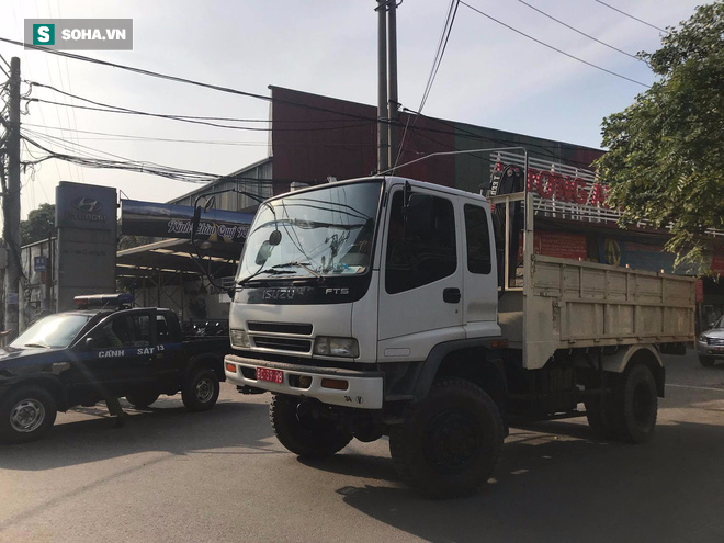 Quả bom vừa tháo gỡ được đưa an toàn lên xe, trong đêm sẽ chuyển ra khỏi thành phố - Ảnh 9.