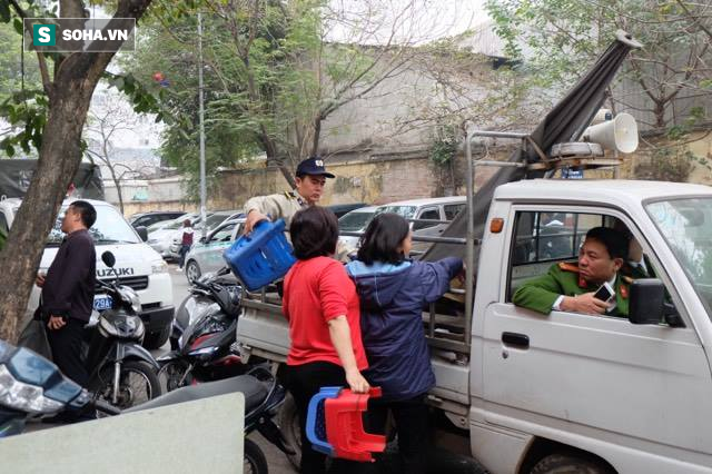 Hà Nội giành lại vỉa hè cho người đi bộ nhẹ nhàng hơn TP HCM - Ảnh 1.