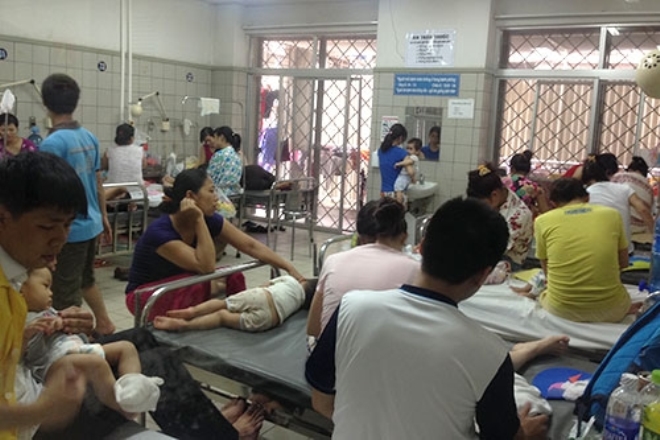 Bệnh viện đông đúc, ngột ngạt ngày nắng nóng kỷ lục trên 41 độ C ở Hà Nội - Ảnh 1.